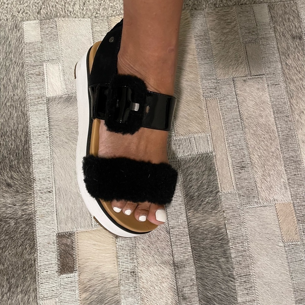 Ugg Black Patent & Furry Sandals - Tread Lite - Picture 4 of 5